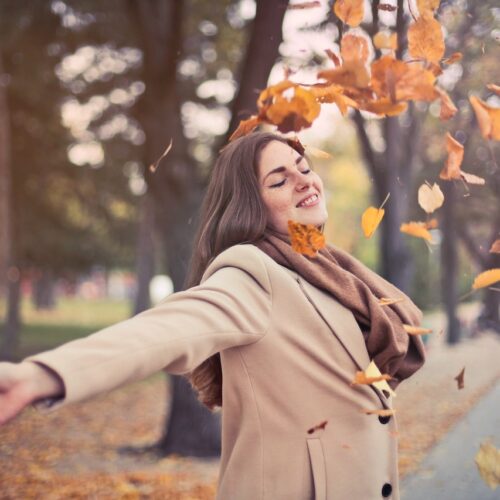 Podzimní pohoda na dosah: Zábavné a praktické tipy pro ženy 50+
