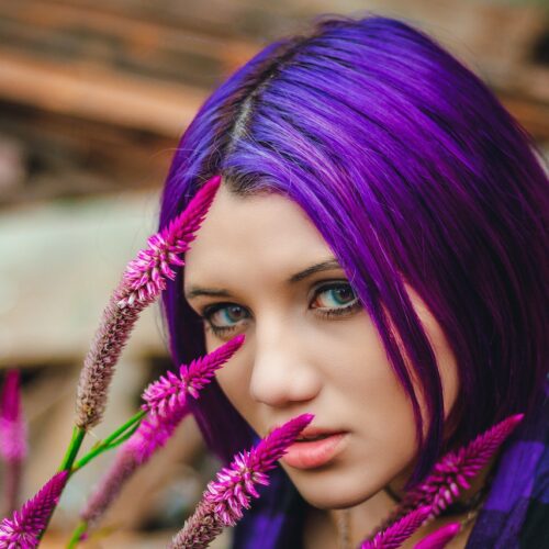 Tmavě fialové vlasy: 4 dobré rady, jak udržet barvu stále fresh