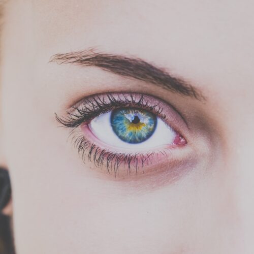 Význam modrých očí: Mladistvý vzhled a 3 nejdůležitější rysy
