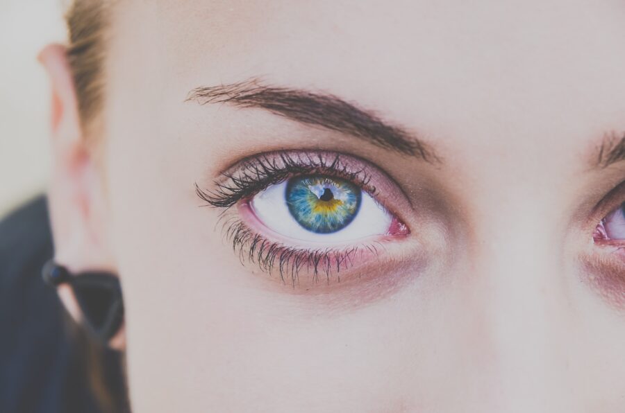 Význam modrých očí: Mladistvý vzhled a 3 nejdůležitější rysy