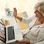 Online komunikace s přáteli a rodinou pro seniorky