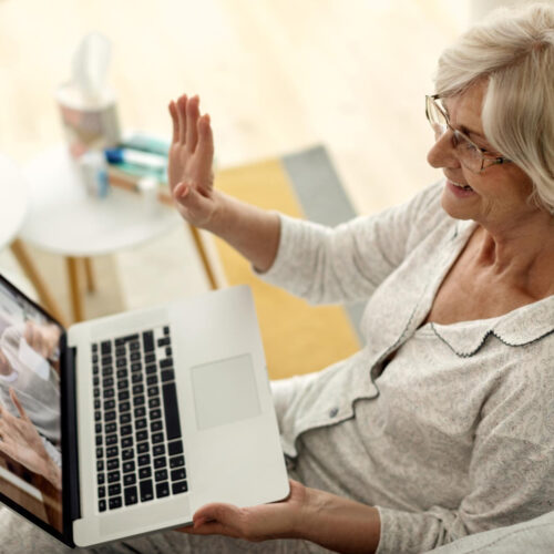 Online komunikace s přáteli a rodinou: Skype, Zoom a další aplikace pro seniorky