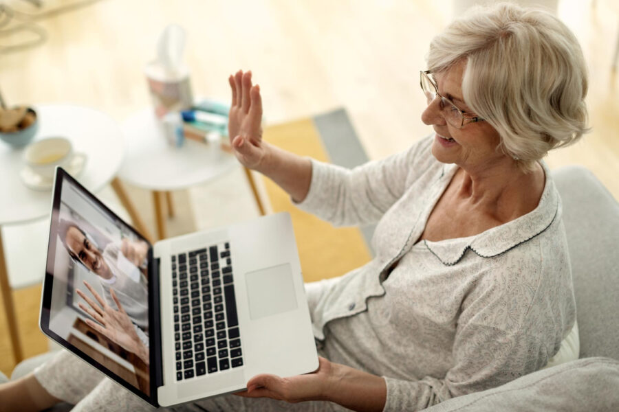 Online komunikace s přáteli a rodinou: Skype, Zoom a další aplikace pro seniorky