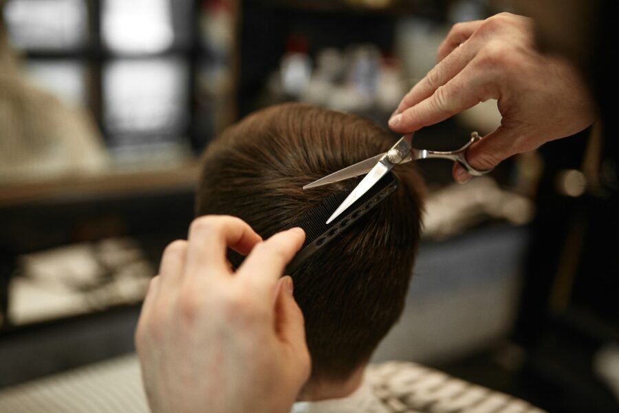 Technologický postup stříhání vlasů: jak si v roce 2023 doma změnit účes?