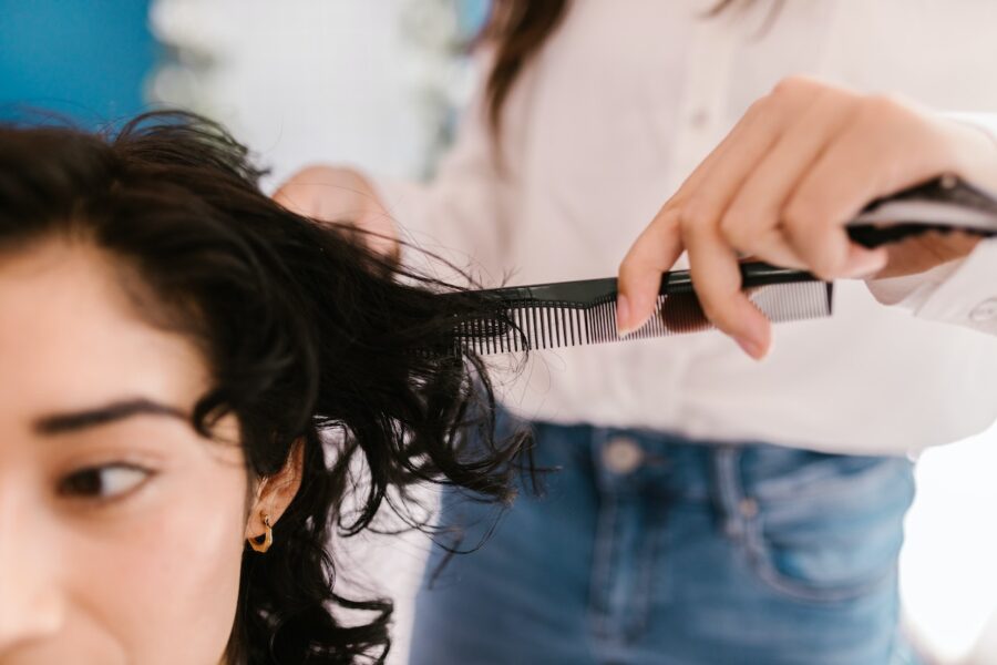 Jak ostříhat vlasy do postupna: 5 kroků k dokonalému vzhledu