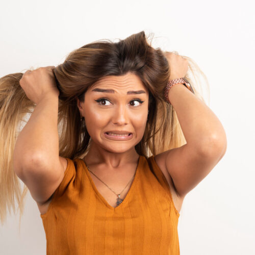 Babské rady na mastné vlasy: 8 tipů, které zachrání váš účes!