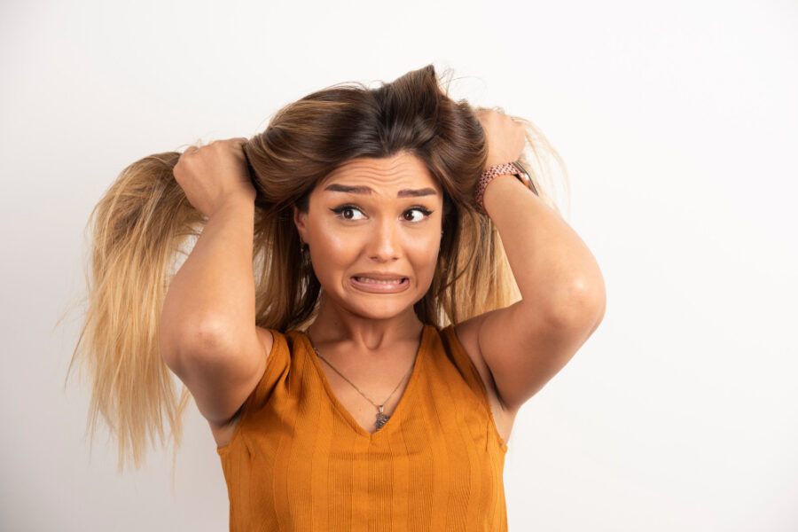 Babské rady na mastné vlasy: 8 tipů, které zachrání váš účes!