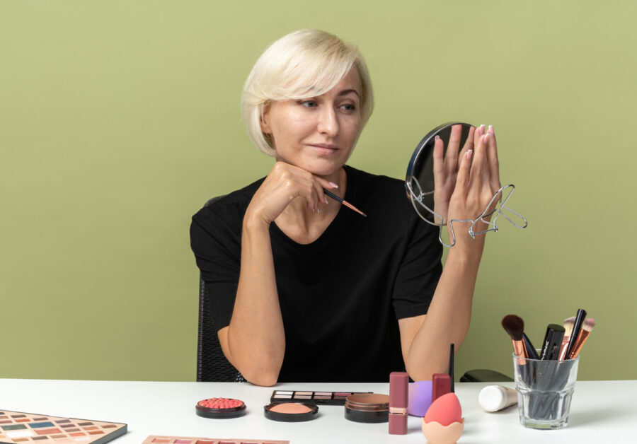 Nejlepší make-up pro zralou pleť: 5 tipů pro rok 2023