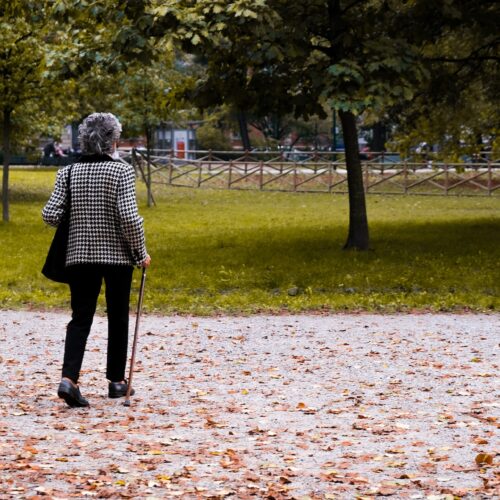 Módní tipy pro seniorky: Jak na vrstvení oděvů do proměnlivého počasí