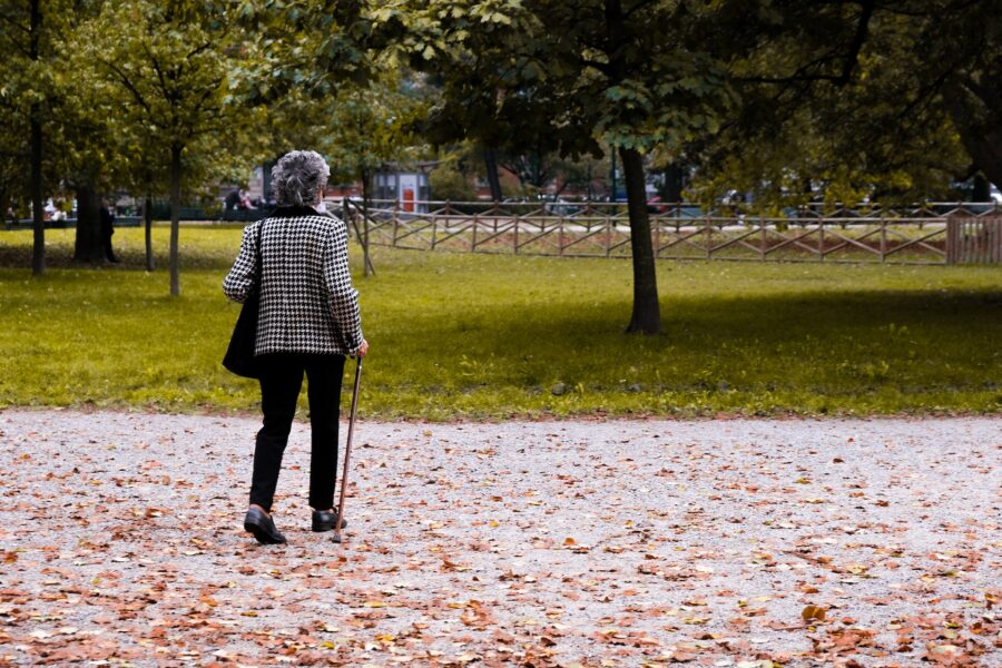 Módní tipy pro seniorky: Jak na vrstvení oděvů do proměnlivého počasí