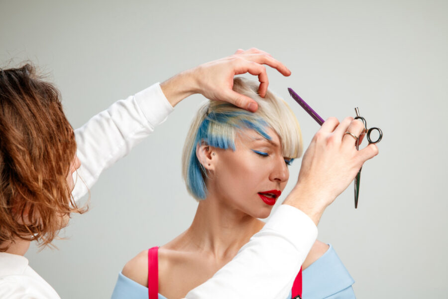 Modré konečky vlasů: 3 možnosti, jak jich dosáhnout