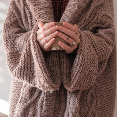 Nejhorší kombinace ke svetrům: 3 věci, se kterými svetry nekombinovat