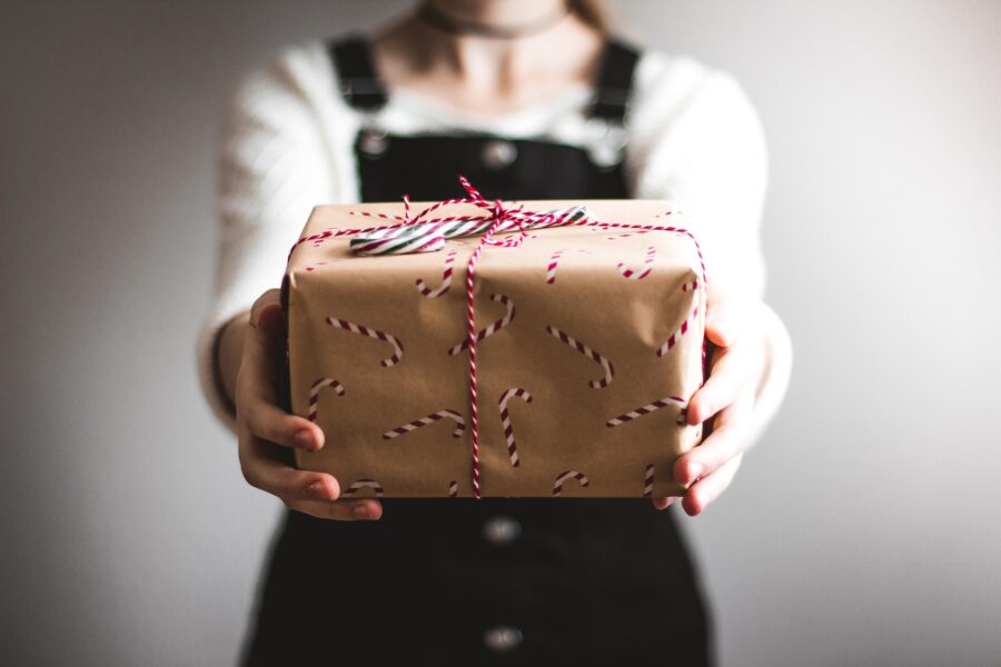 Vánoční dárky pro starší dámy: 6 tipů, čím potěšit pod stromečkem