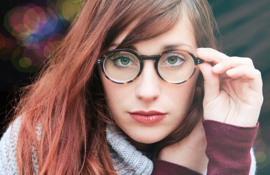 Kdy nosit brýle na blízko: neignorujte tyto 3 projevy