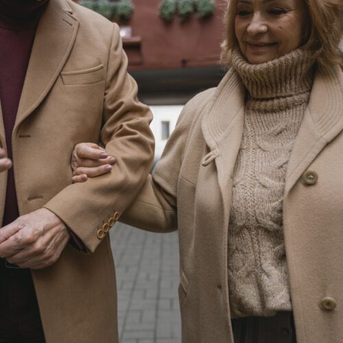 Nejmodernější kabáty pro starší dámy v zimě 2023: Tyto styly letí