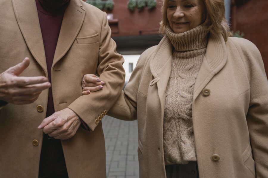 Nejmodernější kabáty pro starší dámy v zimě 2023: Tyto styly letí