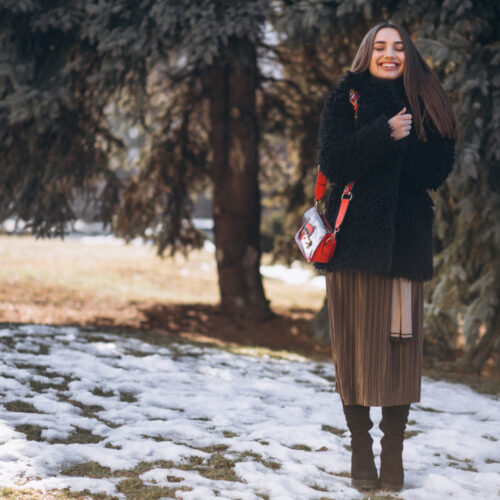 Jak nosit sukni v zimě? Pomohou zateplené legíny a punčocháče