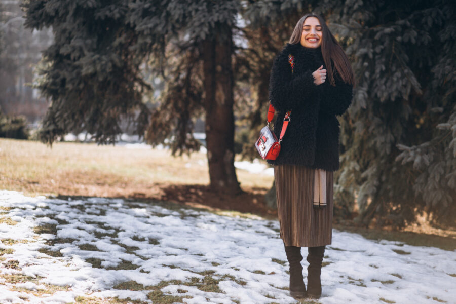Jak nosit sukni v zimě? Pomohou zateplené legíny a punčocháče
