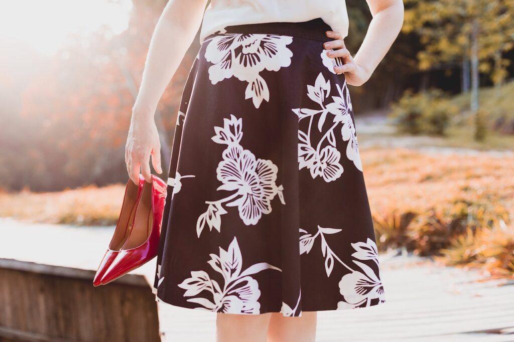 Květovaná sukně áčkového střihu.