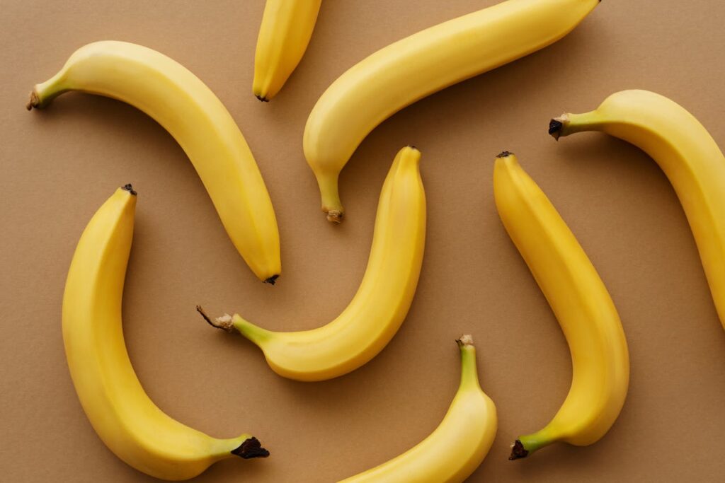 Žluté množství banánů.