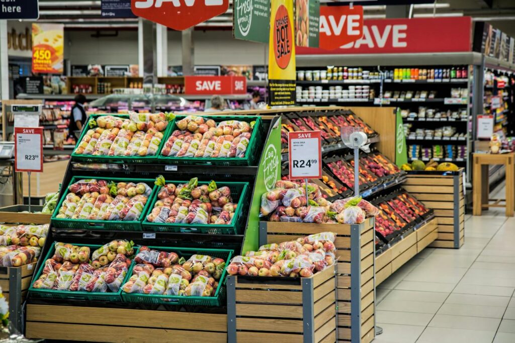 Regály s ovocem a zeleninou v supermarketu.