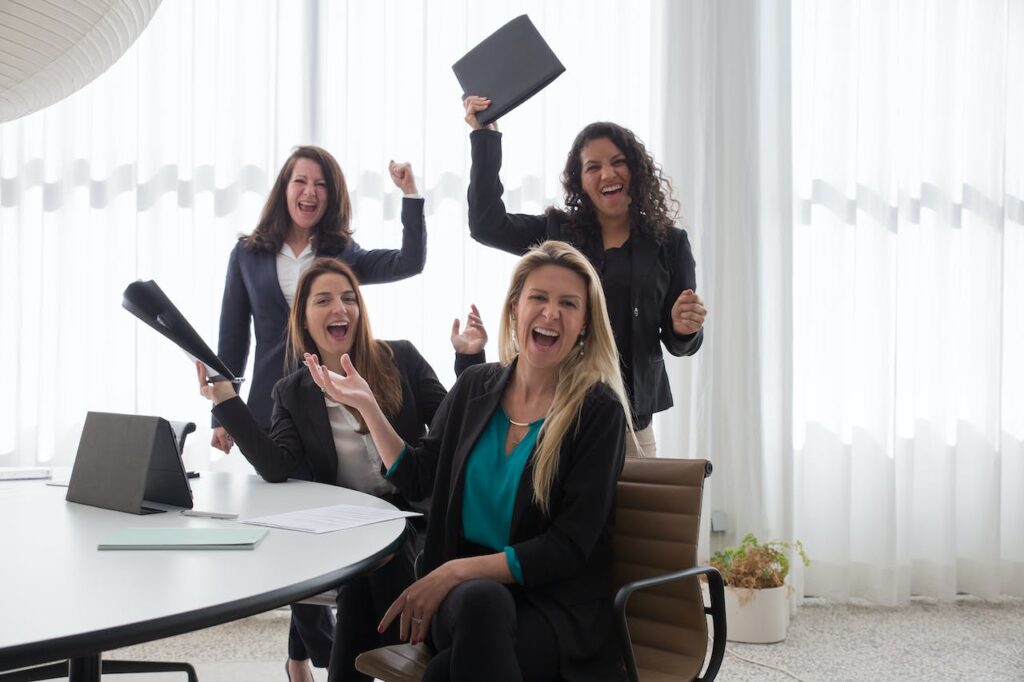 Skupina povzbuzujících žen v kanceláři.