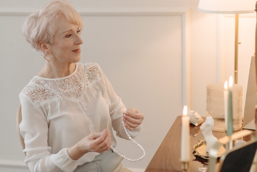 Nejhezčí šperky pro ženy 60+: Nenápadná elegance, se kterou zazáříte