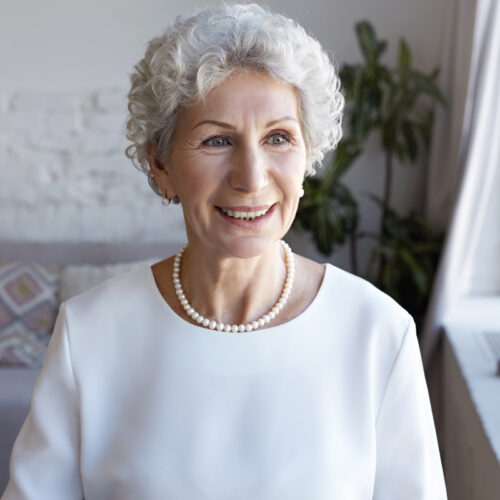 4 Stylové střihy a účesy pro starší ženy: Dodejte vlasům objem a vitalitu