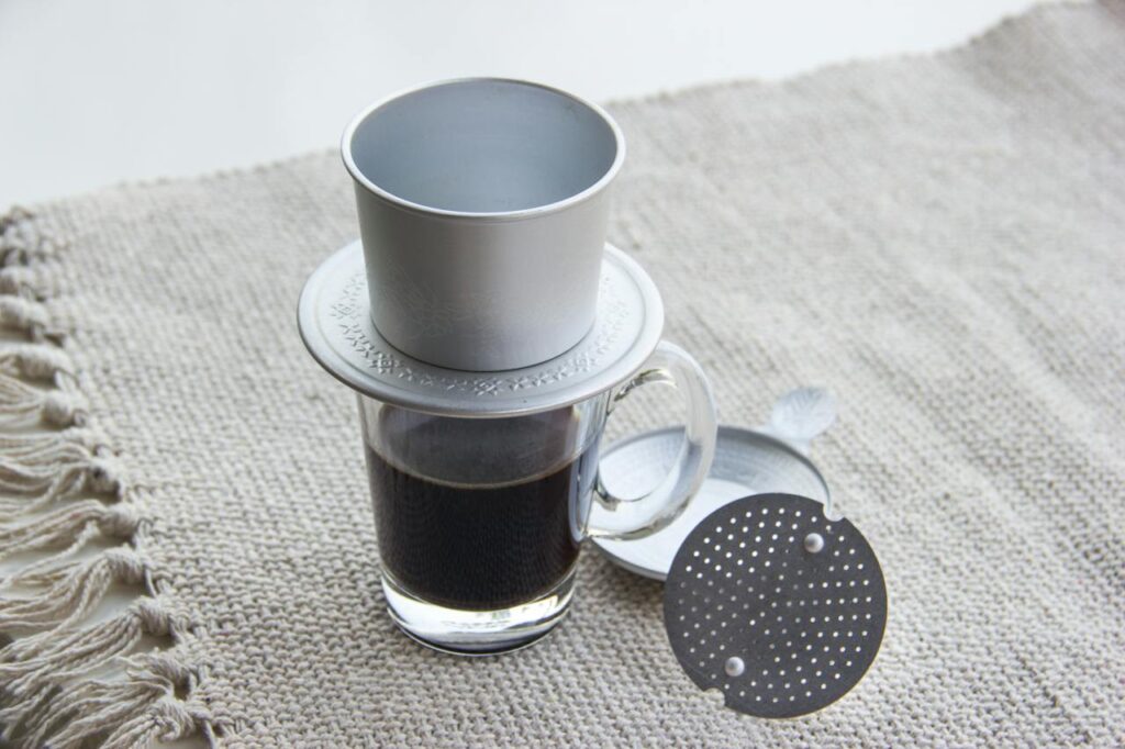 Vietnamská káva s kávovým filtrem Phin.