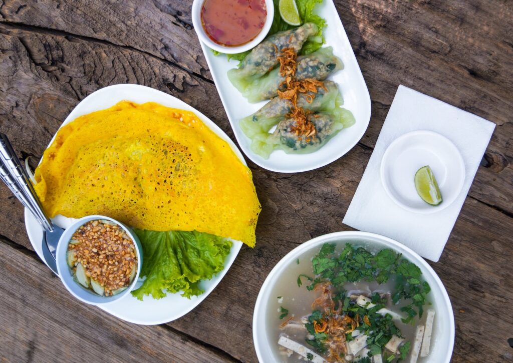 Vietnamská palačinka s jarními závitky a polévkou.