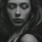 Černobílá fotografie tváře ženy bez emocí.