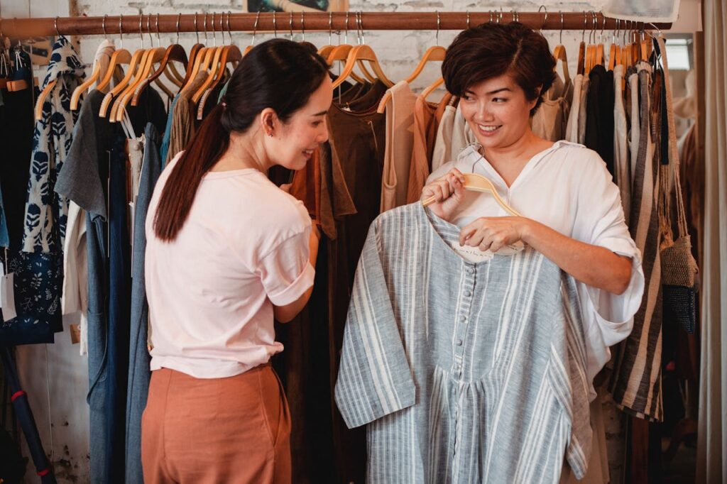 Asijské ženy nakupující oblečení.
