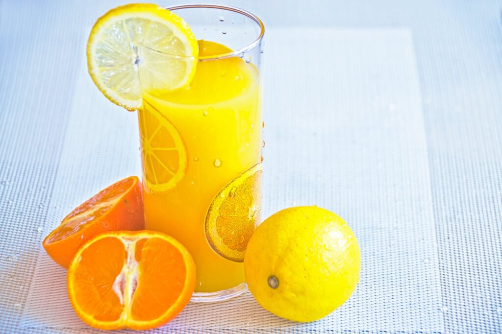 Pomerančový džus s čerstvým ovocem.