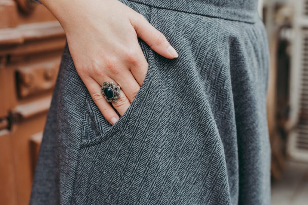 Detail na ruku v kapse u kalhot. 