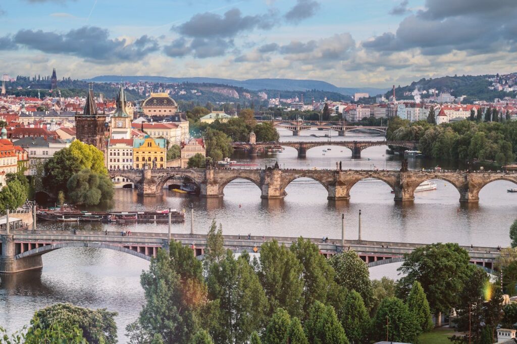 Pohled na mosty přes Vltavu v Praze.