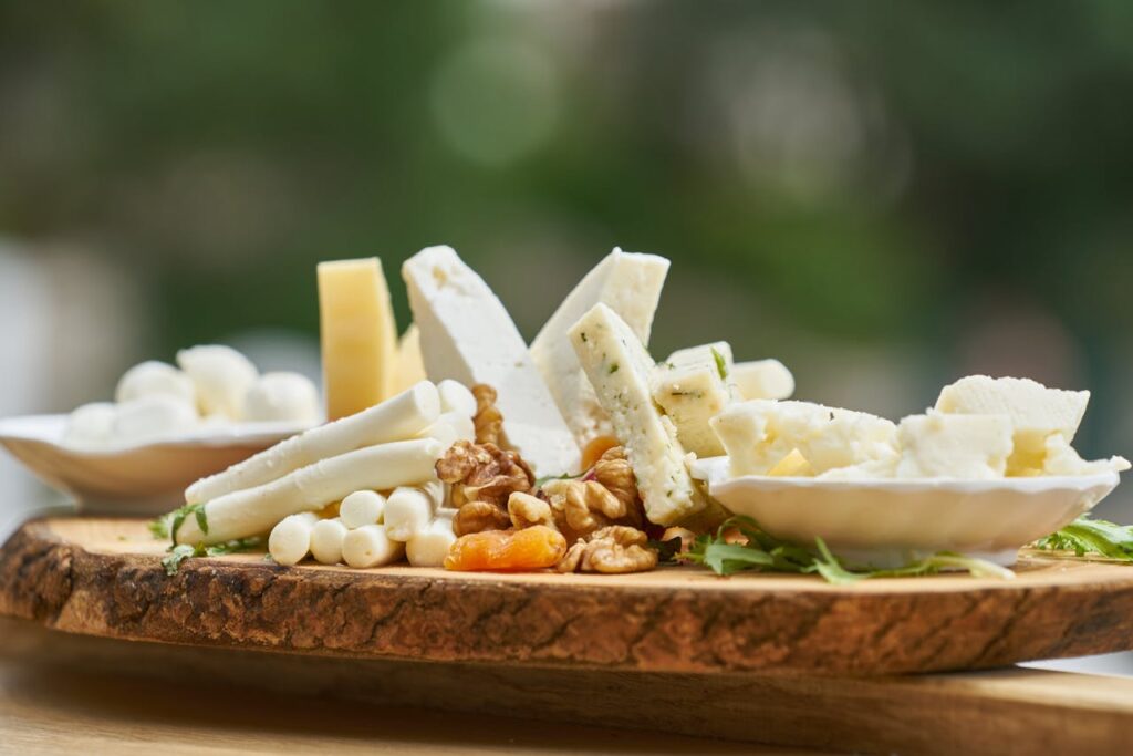 Nakrájené různé druhy sýra.