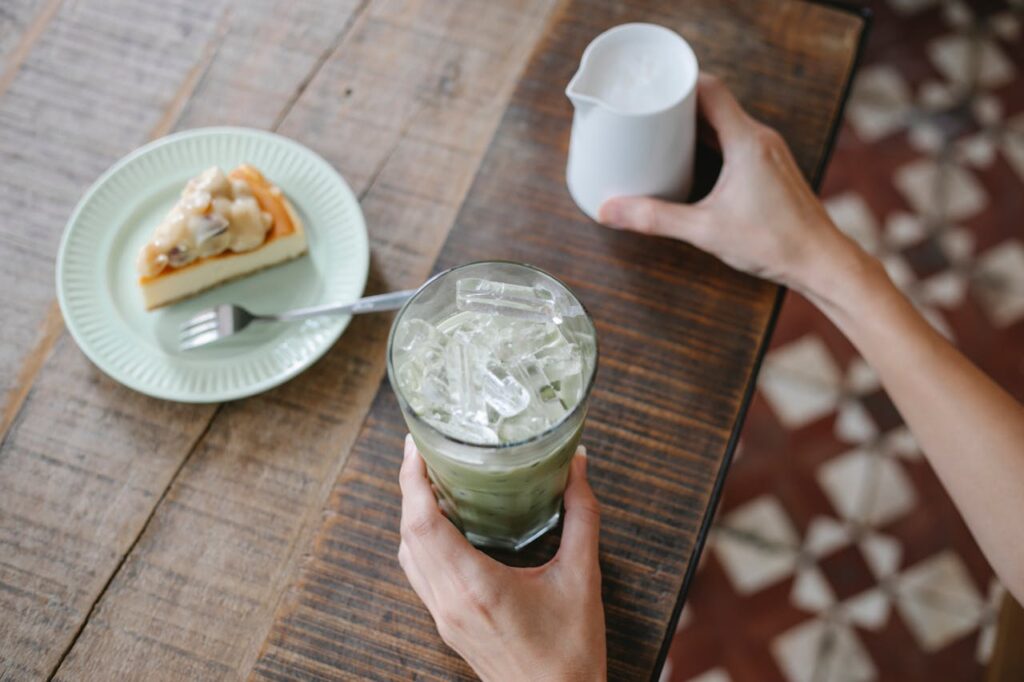 Ledový nápoj ze zeleného čaje s mlékem a dortíkem.