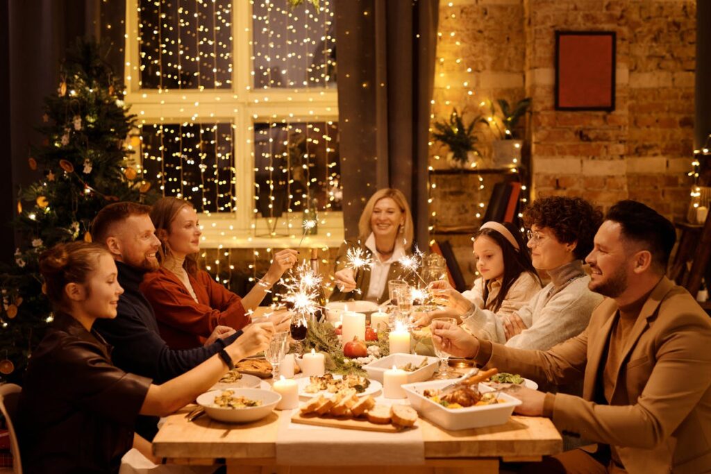 Rodina sedící u vánočního stolu.