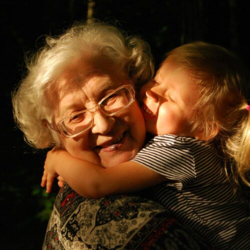 Tato znamení dokáží být skvělými prarodiči: TOP 5 babiček a dědečků