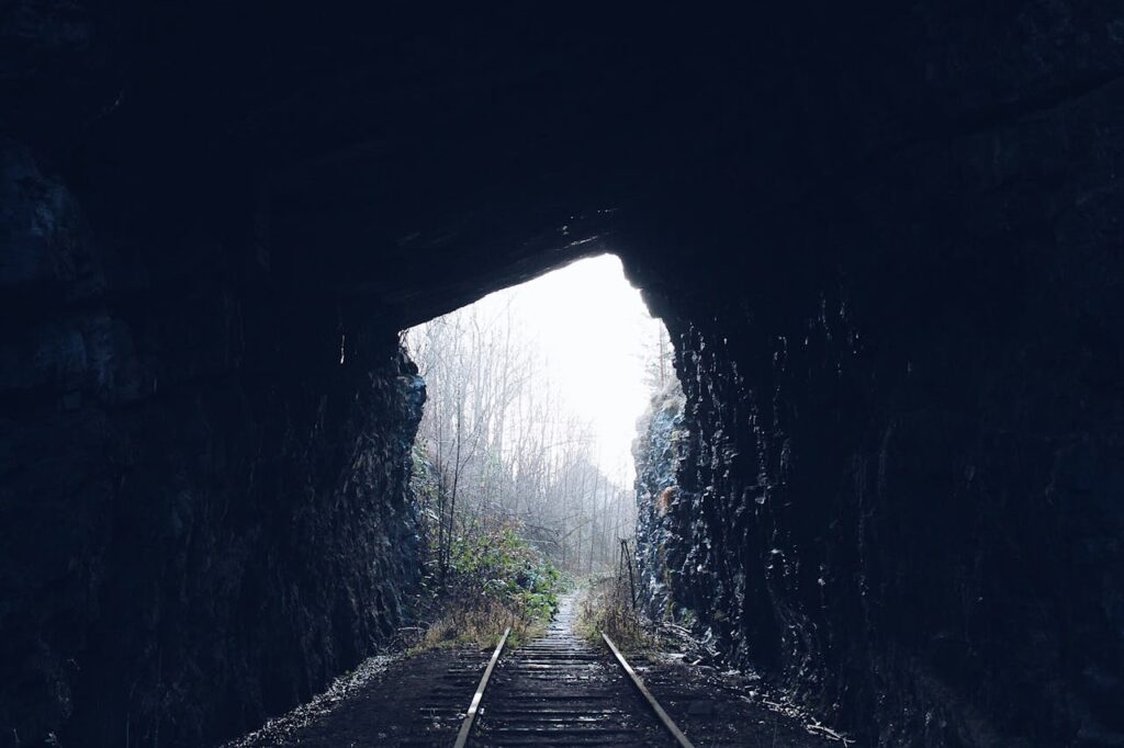 Východ z tunelu v přírodě.