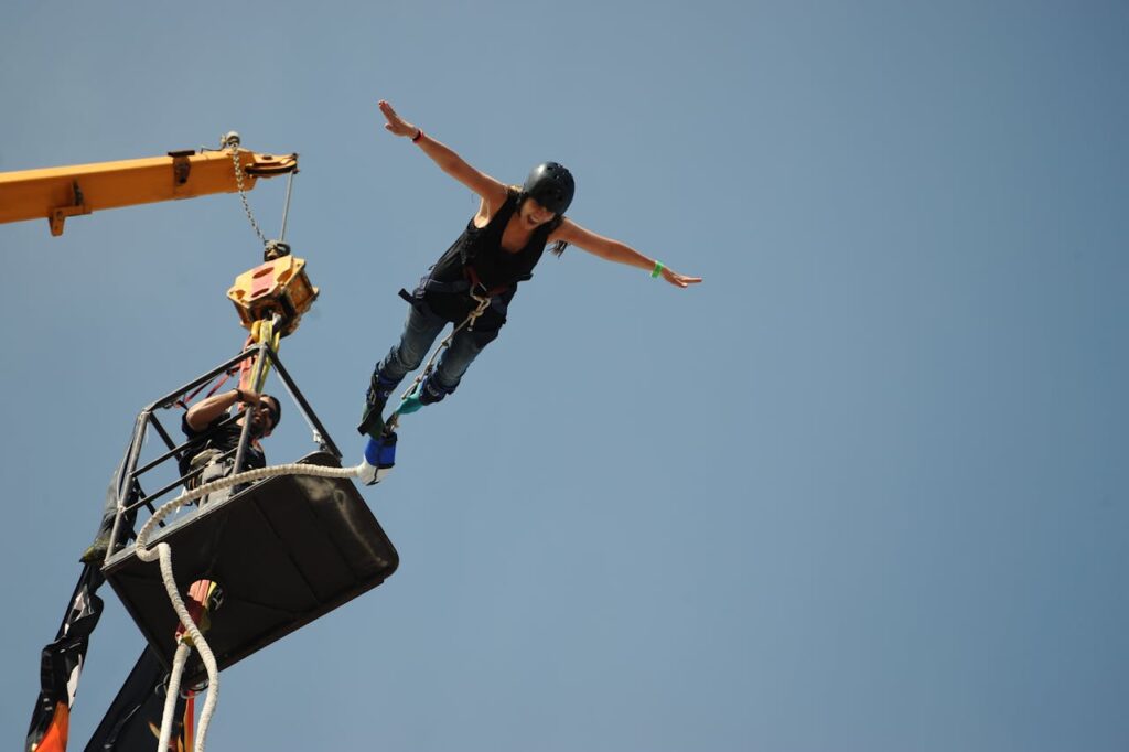 Žena skákající bungee jumping.