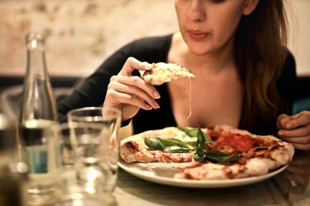Žena, která jí pizzu.
