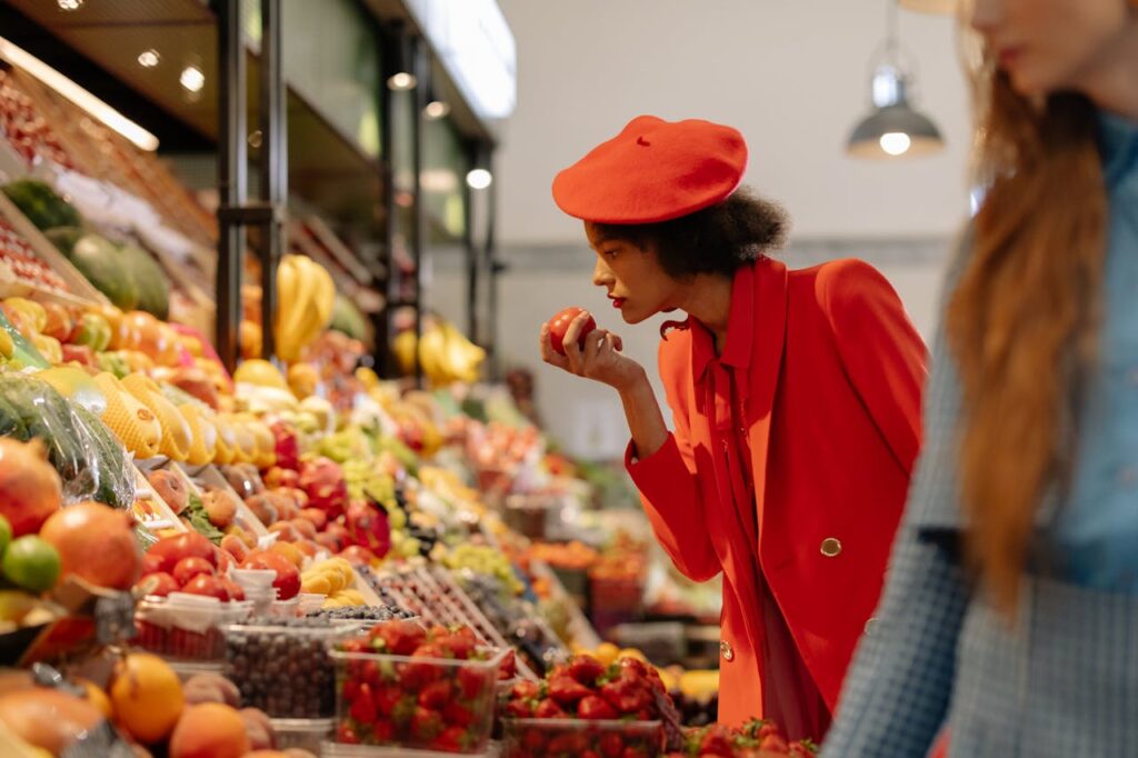 Žena vybírající ovoce v supermarketu.