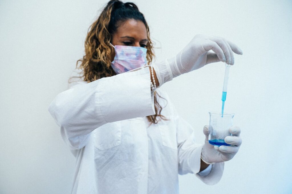 Žena, vědkyně, s pipetou v ruce.
