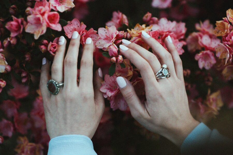 Nejkrásnější jarní manikúra: 5 tipů jak rozzářit na jaře nehty