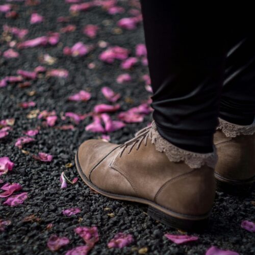 Kotníkové boty, které seniorkám nedělají dobře: Nejhorší výběr pro jarní sezónu