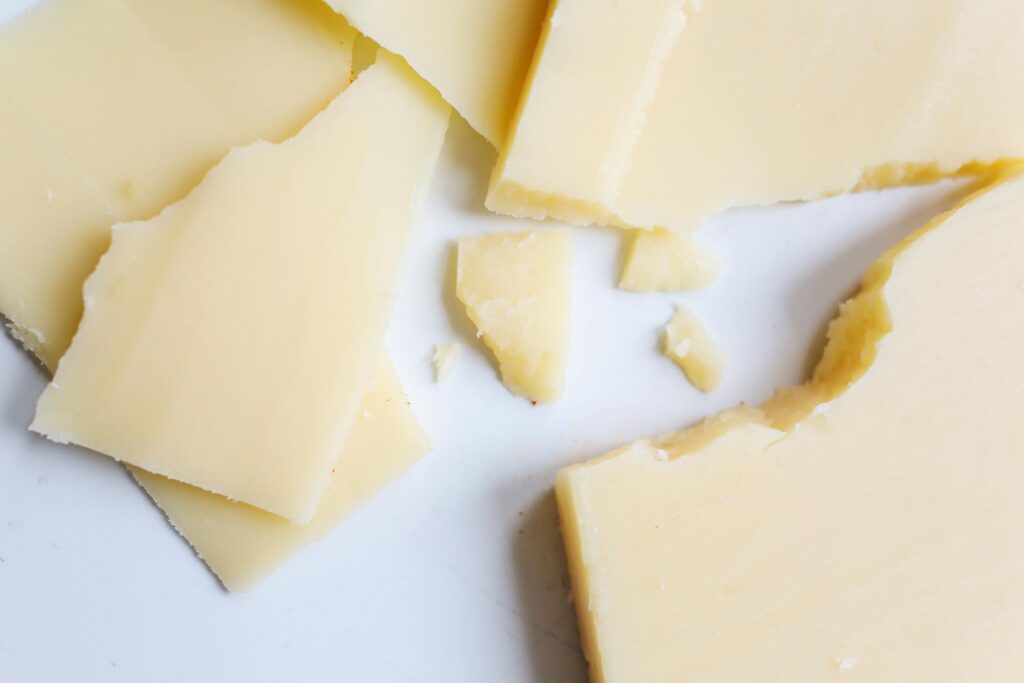 Detail na roztrhaný tvrdý sýr.